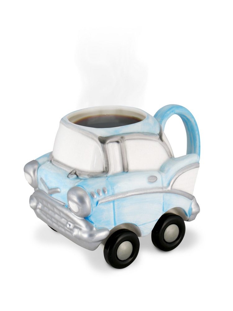 ماگ مد روز پر شده با قهوه با مدل ماشین آبی قدیمی به همراه چرخ های آن 