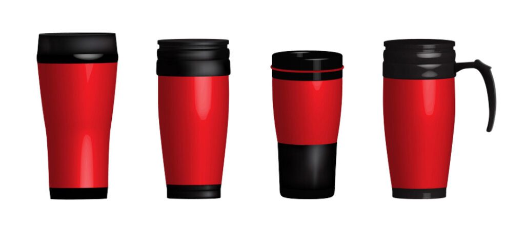 چهار ماگ مسافرتی قرمز رنگ در مدل های مختلف، با دسته، بدون دسته و با درپوش های متفاوت