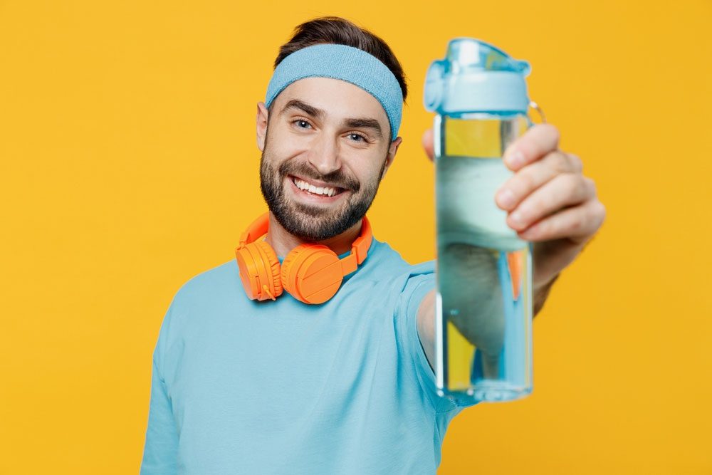 ارائه ی قمقمه توسط یک ورزشکار شاد