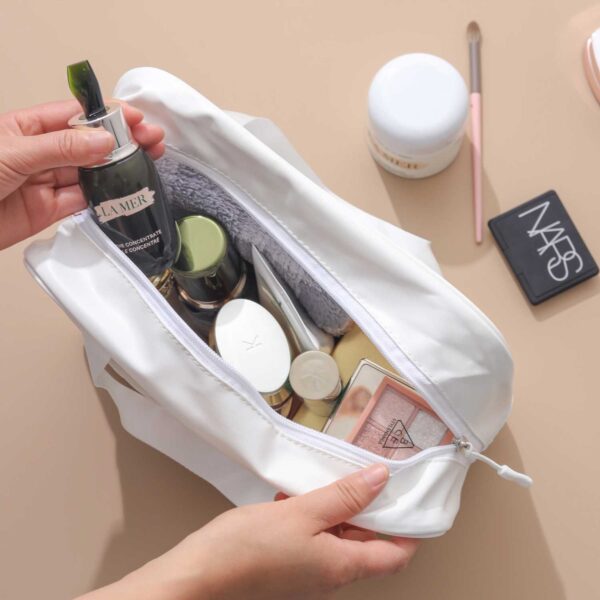 کیف WASH BAG رنگ سفید نمای باز شده