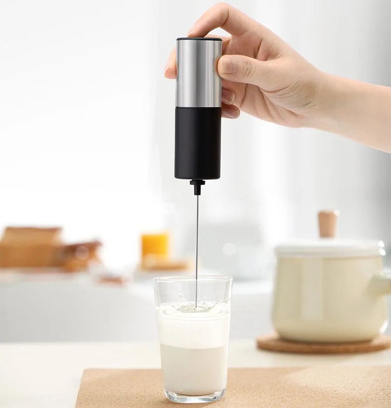 همزن شارژی کوچک برای تولید فوم شیر