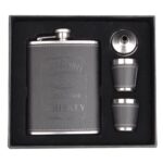 پک هدیه هیپ فلاسک Jack Daniel’s با رویه چرم نمای رو به رو