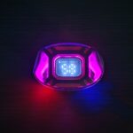 هدفون هوشمند بی سیم صفحه دیجیتال رنگ سفید در تاریکی