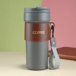 تراول ماگ دور چرمی مدل COFFEE طوسی نمای حقیقی