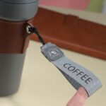 تراول ماگ دور چرمی مدل COFFEE طوسی نمای بند