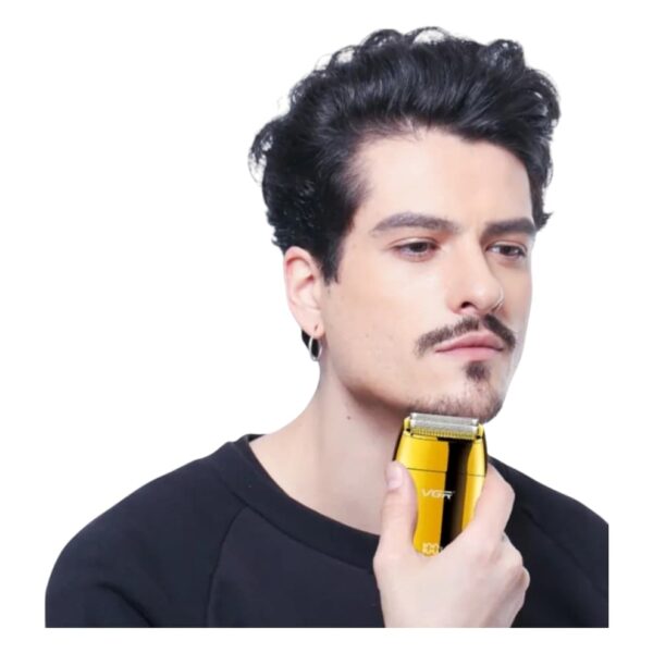 ماشین اصلاح صورت وی جی آر V-399 رنگ طلایی نمای استفاده