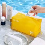 کیف لوازم آرایشی ژله ای طرح مکعب زرد نمای کنار استخر