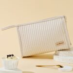 کیف آرایشی فانتزی چرم کرم نمای رو به رو