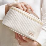 کیف لوازم آرایشی صندوقی چرم کرم نمای نزدیک