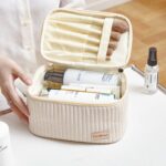 کیف لوازم آرایشی صندوقی چرم کرم نمای بالا