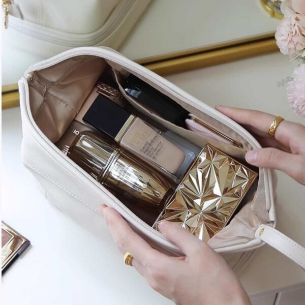 کیف آرایشی بزرگ چرم کرم نمای بالا