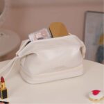 کیف آرایشی بزرگ چرم سفید