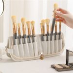 کیف نظم دهنده براش آرایشی سفید نمای رو به رو