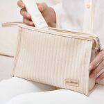 کیف آرایشی فانتزی چرم کرم نمای نزدیک
