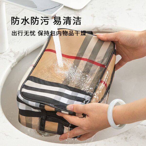 واش بگ سایز متوسط طرح BURBERRY قابلیت ضد آب بودن