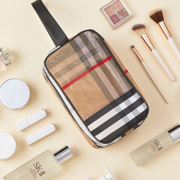 واش بگ سایز متوسط طرح BURBERRY در کنار وسایل