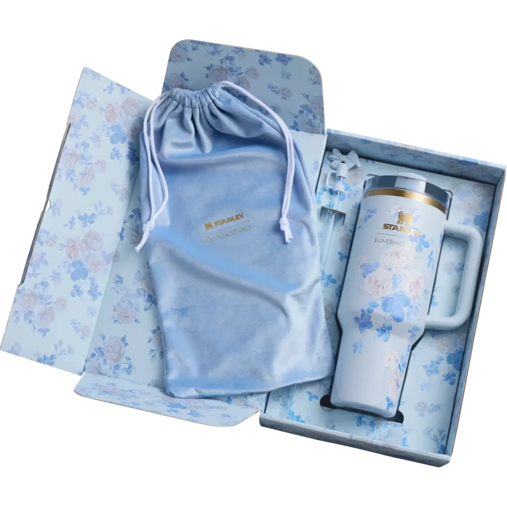 ماگ اورجینال استنلی و LoveShackFancy گل های آبی