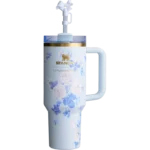 ماگ اورجینال استنلی و LoveShackFancy گل آبی نمای رو به رو