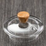 قوری پیرکس دسته چوبی گنجایش 1000ml نمای درب