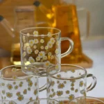 شات قهوه پیرکس طرح گل بابونه نمای گل روی لیوان
