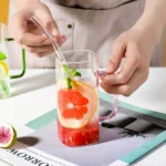 لیوان پیرکس درب بامبور نمای بالا همراه نی