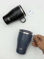 ماگ‌های دسته‌دار TYESO مشکی و خاکستری؛ نمای اندازه در دست