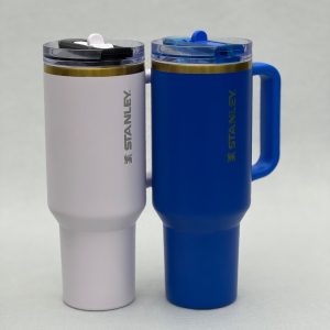 نمای واقعی ماگ استنلی Quencher ProTour دورطلایی M382 در دو رنگ